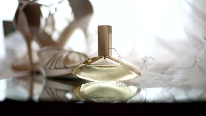 桌上的女性香水
