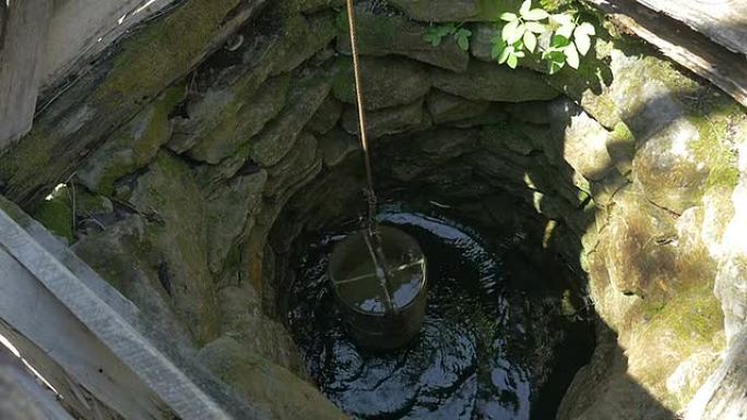 奇妙的旧石头井，里面装满了一桶淡水