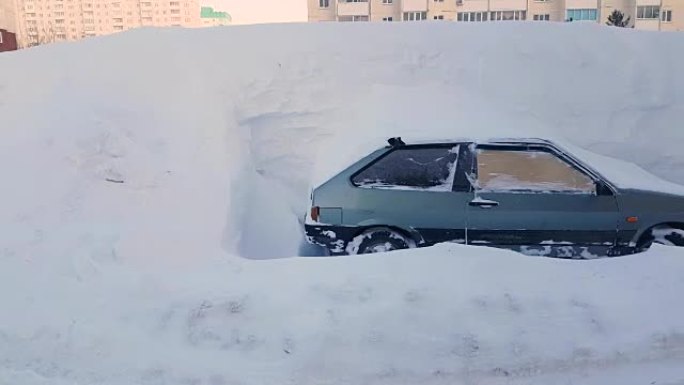城市里满是雪停车场的废弃汽车，暴风雪