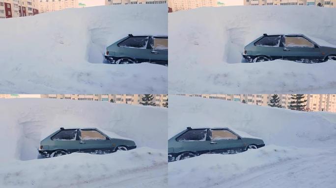 城市里满是雪停车场的废弃汽车，暴风雪