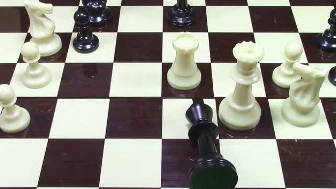 国际象棋的残局位置，黑王被击败，并在国际象棋板上的白皇后附近摇摆