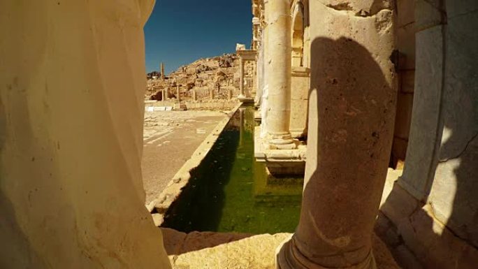 古老的喷泉内部的水和古老的萨加拉索斯遗址