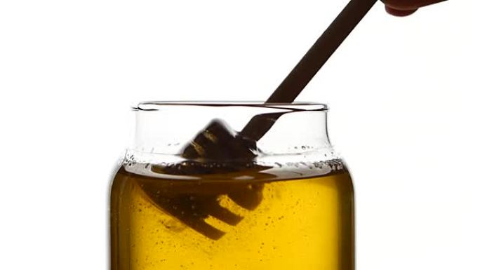 用木勺玻璃罐蜂蜜，捡起来，隔离在白色上，慢动作，起糖
