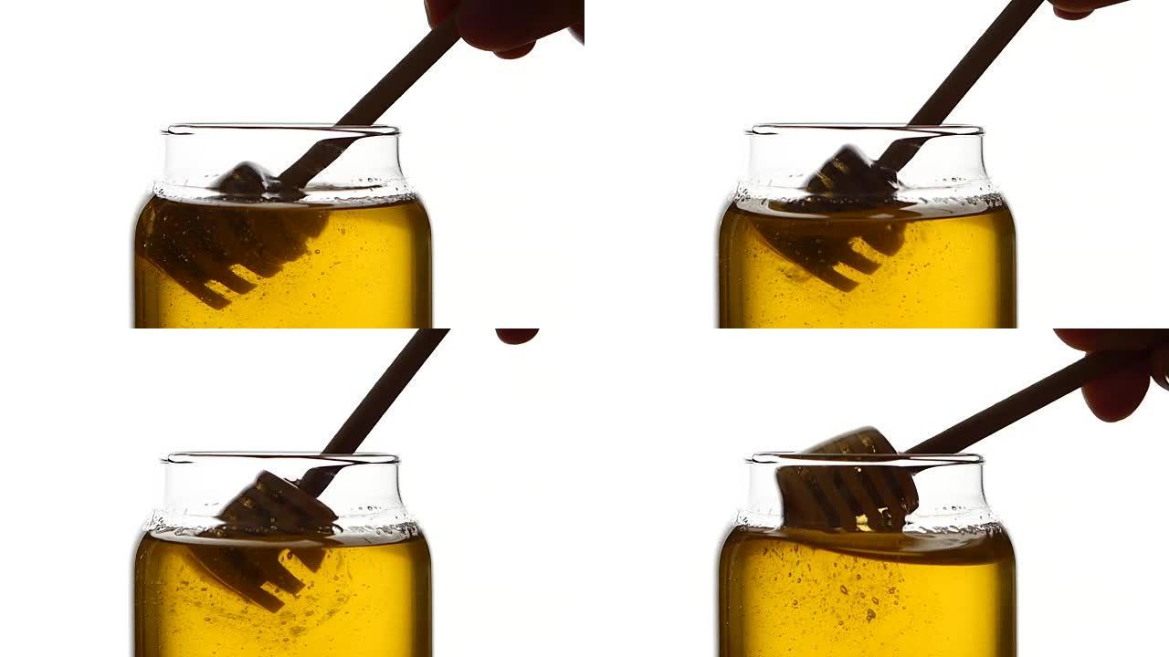 用木勺玻璃罐蜂蜜，捡起来，隔离在白色上，慢动作，起糖