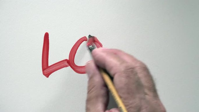 人类手写字 “爱” 字配红水粉