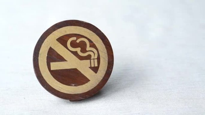 木制标志上禁止吸烟符号油漆