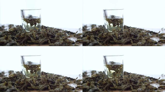 茶叶溶解在白色背景上的热水中
