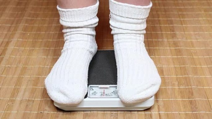 体重秤上超重的女人。