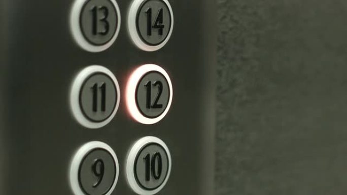男子在电梯的第十二层按下按钮