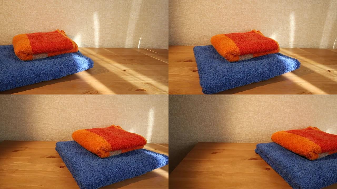 蓝色和橙色毛巾