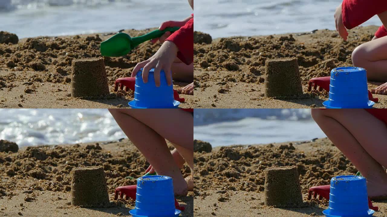 小孩在沙滩上玩沙子玩具
