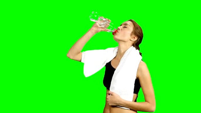 运动肌肉发达的女人喝水，特写，绿屏