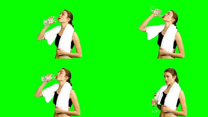 运动肌肉发达的女人喝水，特写，绿屏