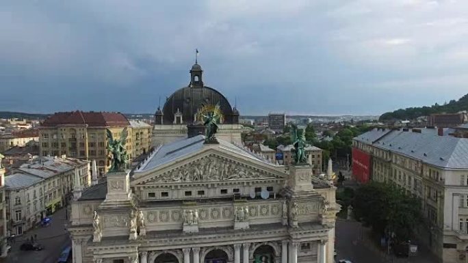 在利沃夫歌剧和芭蕾舞剧院周围进行空中飞行