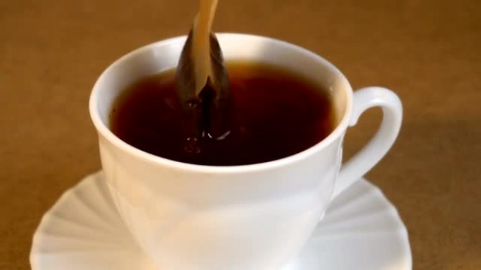在一杯茶中酿造袋泡茶