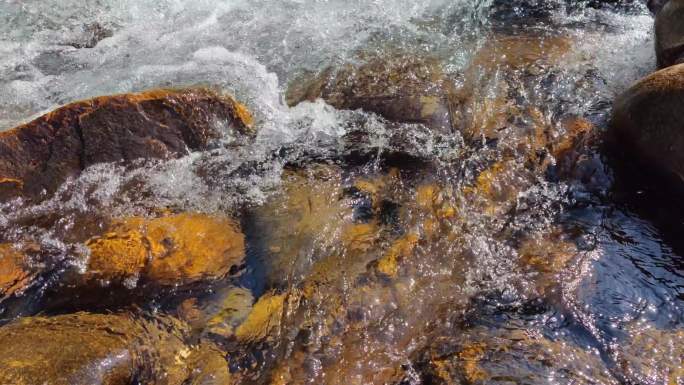 小溪中清澈的溪水冲刷鹅卵石-武夷山九曲溪