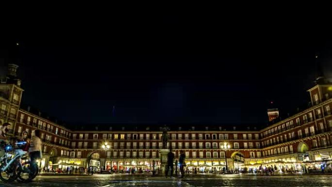 马德里市长广场在夜间与灯光的兜售者一起时光倒流