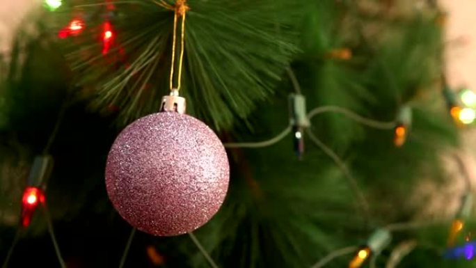 圣诞树上亮片的紫色球