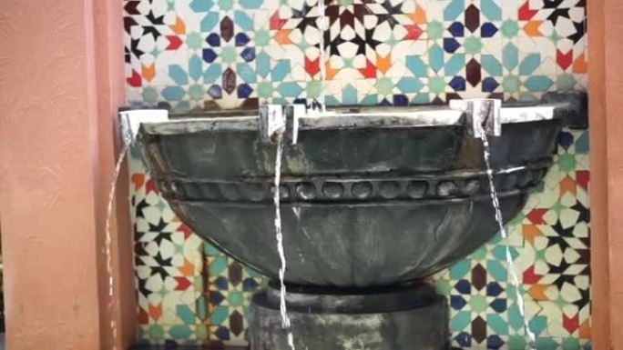 摩洛哥风格瓷砖装饰的喷泉