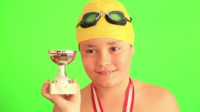 年轻游泳运动员手持冠军奖杯