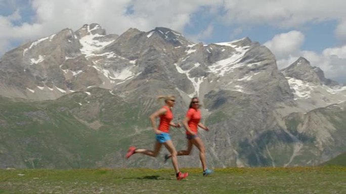 两个在山里奔跑的朋友聊得很开心。