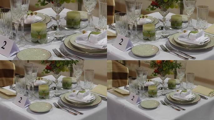 餐厅的小两座装饰桌子