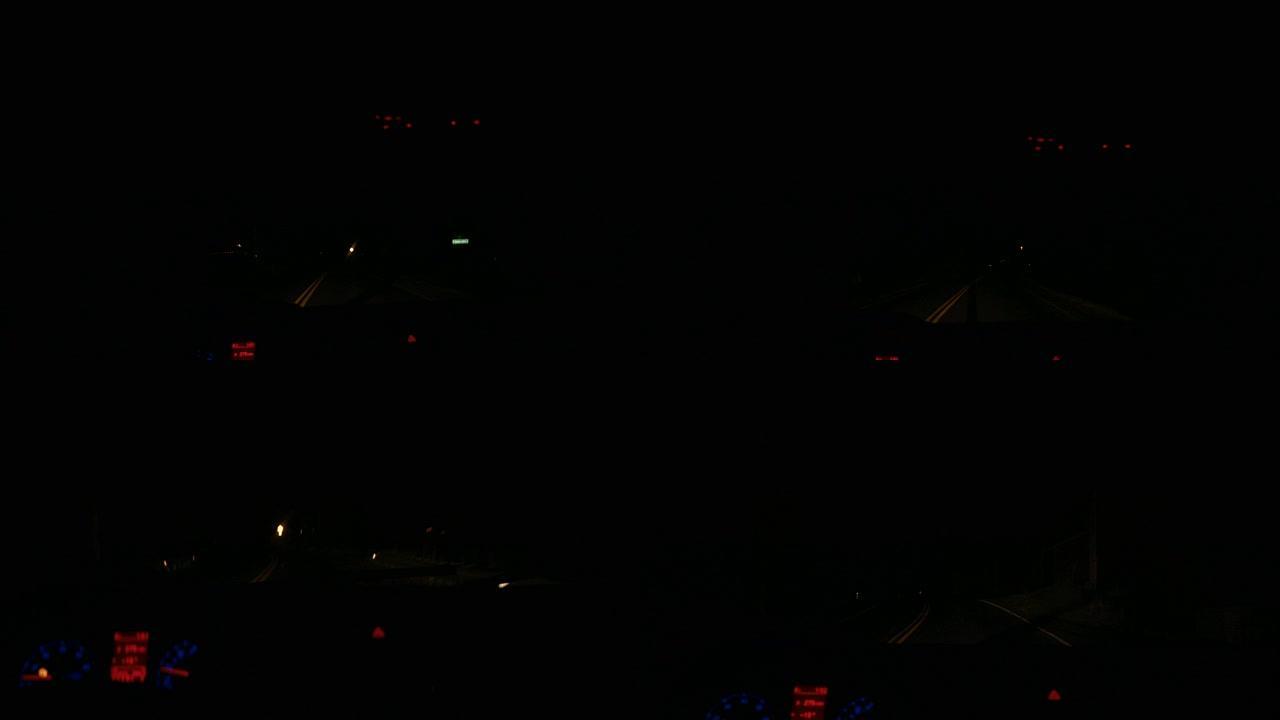 在非常黑暗的道路上颠簸的夜晚行驶