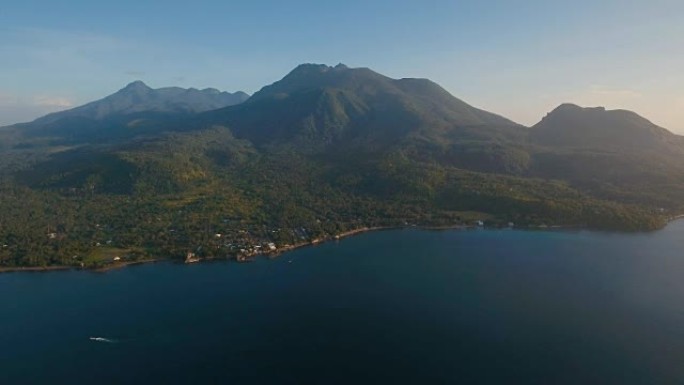 鸟瞰热带岛屿上美丽的海岸线，火山沙滩。菲律宾卡米金岛