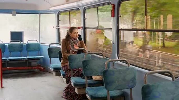 一个有着悲伤眼神的美丽女孩坐在电车上。
