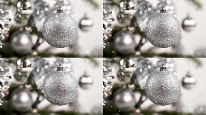带有雪效果的银色装饰圣诞树