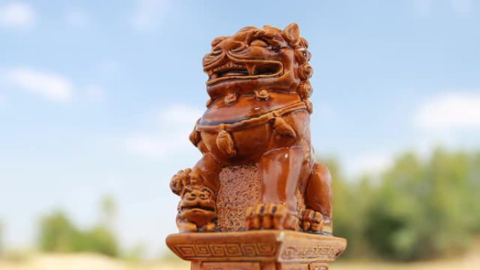 蓝天的中国狮子雕像