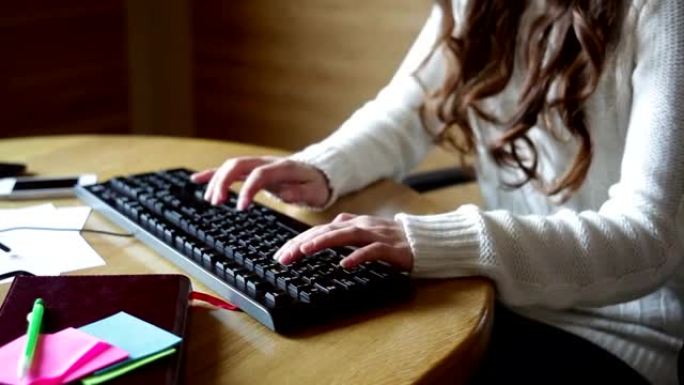 女人在办公室的电脑上打字键盘