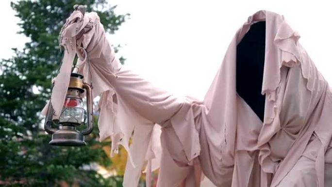 神秘的中世纪女人拿着燃烧的灯笼。可怕的幽灵