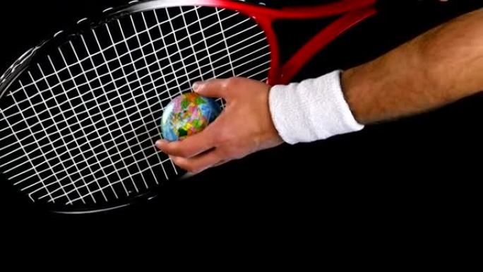 网球运动员的手在击中球和球拍之前的特写镜头，黑色背景