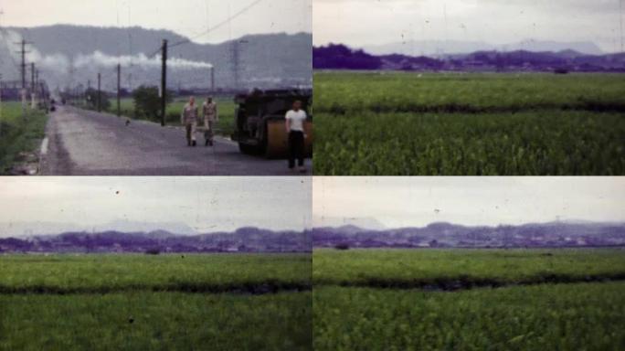 1951: 士兵探索日本农村稻田压路机。