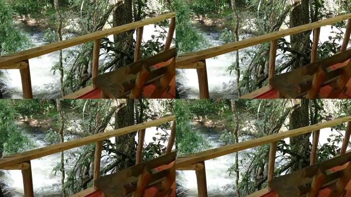 露台阳台上的木质座椅，可欣赏森林和稻田景观