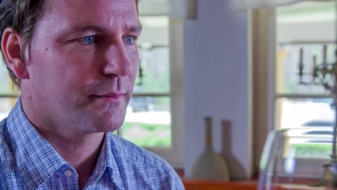 男人在杯子里闻到葡萄酒的味道