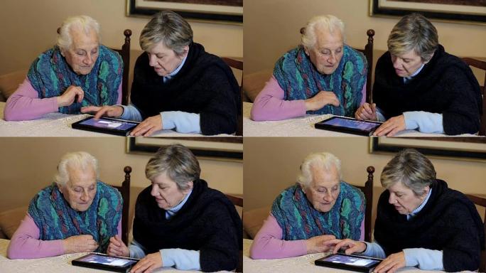 女儿和她的母亲正在使用平板电脑: 互联网，古老，古老，技术