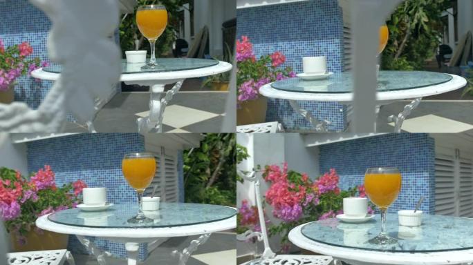 桌子上有咖啡和橙汁，室外露台。