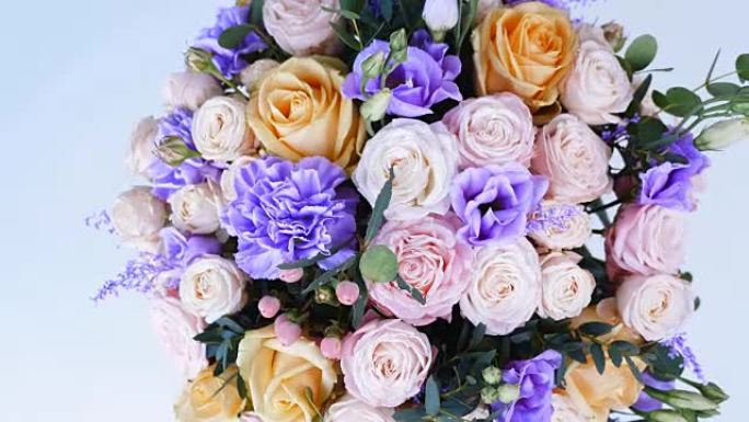 从上面看，特写，鲜花，花束，旋转，花卉组成由雪崩玫瑰，玫瑰介子形，康乃馨，Eustoma，solid