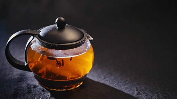 黑底透明茶壶中的红茶