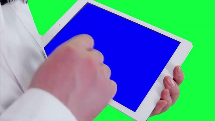 医生使用平板电脑特写。色度键背景