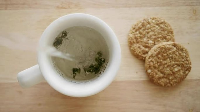 一杯绿茶和消化饼干的俯视图