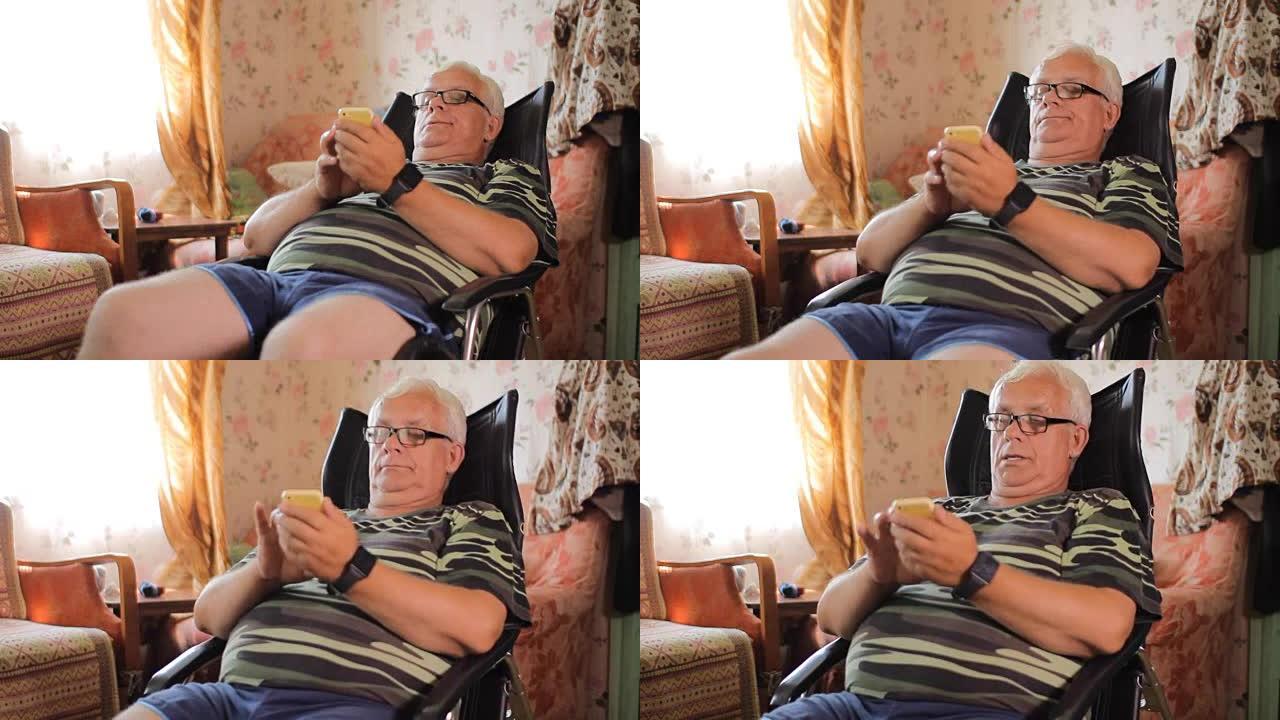 老人拿着电话坐在家里的皮椅上。男子打短信看照片