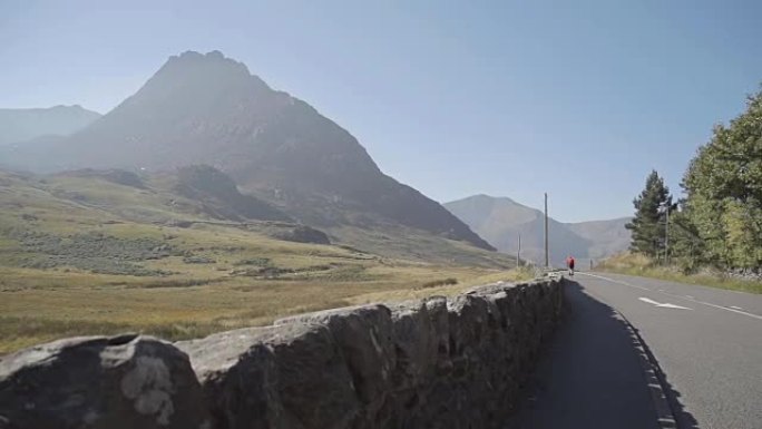从A5路开始的斯诺登尼亚山脉Tryfan和Ogwen山谷