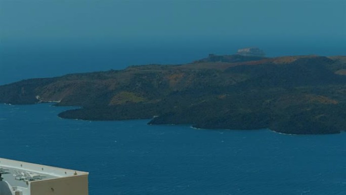 地中海巡游的特写镜头 -- 希腊圣托里尼岛的全景