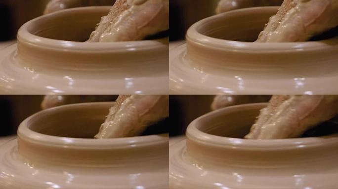 陶工正在陶工的轮子上制作陶罐