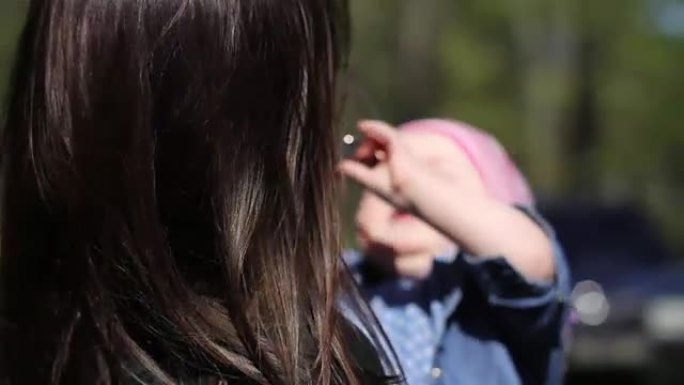 妇女和女婴戴着眼镜玩得开心