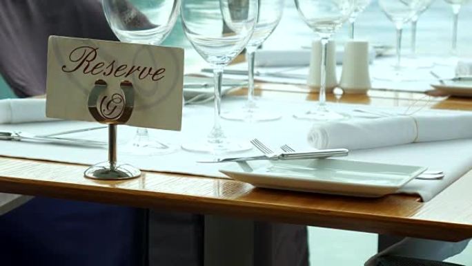黑山科托海边餐厅的一张桌子