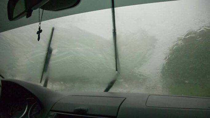 透过汽车挡风玻璃看到雨水